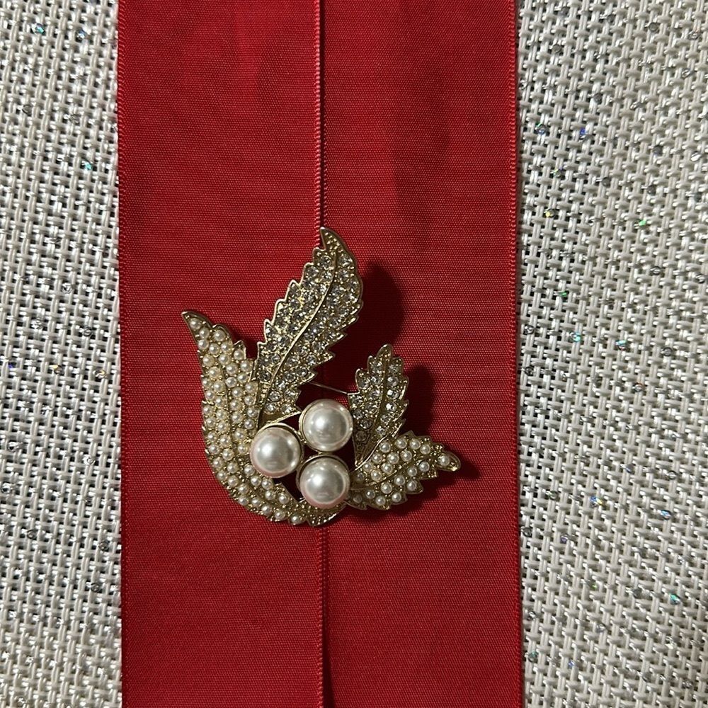 Vintage Three Faux Pearl Four Leaf Rhinestone Tiny Faux Pearls Gold Tone Brooch